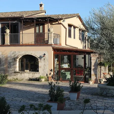 Casale Siciliano Di Miryam Tiralongo