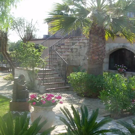 Casale Siciliano Di Miryam Tiralongo